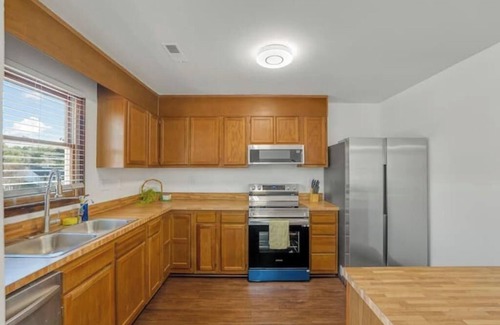 Southeast Raleigh House | Comfortable home in Raleigh w big fenced backyard