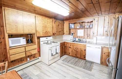 Cedar House | Comfortable Home on Lake Leelanau- Accommodates up to 13 guests