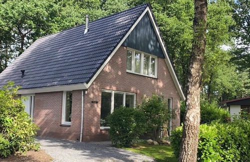 Bosgebied Hoenderloo House | Comfortable home with fireplace, located in nature