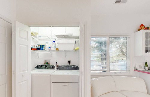 Cedar Neck House | Comfortable home with pool & tennis court access, W/D, & AC - near beach & bay