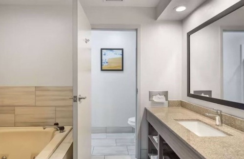 Mundelein Hotel | Comfortable Hotel Suites with Fitness Amenities Near Vernon Hills - 2 Units