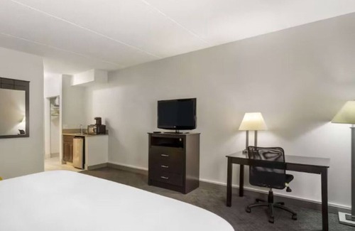 Mundelein Hotel | Comfortable Hotel Suites with Fitness Amenities Near Vernon Hills - 2 Units