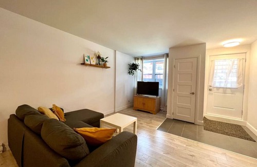 Vieux-Limoilou Apartment | Comfortable in Limoilou, close to everything – four-legged friends welcome