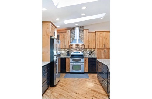 Ralston Valley House | Comfortable & Inviting Family Home - Sleeps 10