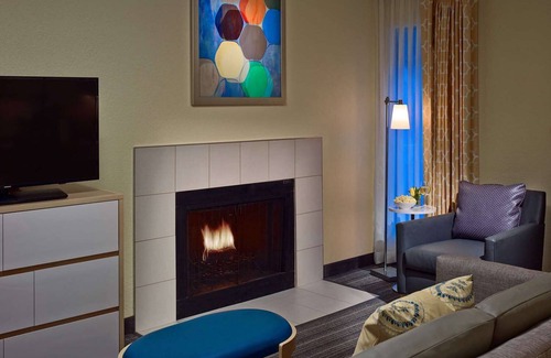 Tucson Hotel | Comfortable King Stay w/Outdoor Pool & Free Breakfast! Pet Friendly!