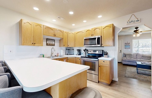 Harbor Village Condo | Comfortable lake-view getaway with central AC, WiFi, pool & hot tub