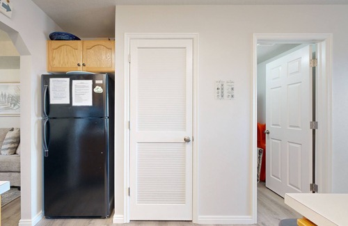 Harbor Village Condo | Comfortable lake-view getaway with central AC, WiFi, pool & hot tub