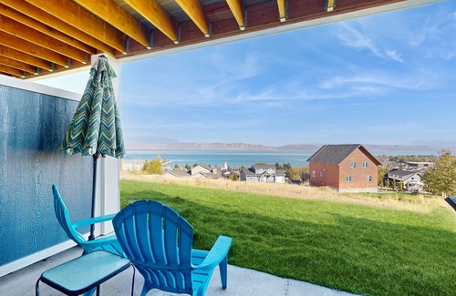 Harbor Village Condo | Comfortable lake-view getaway with central AC, WiFi, pool & hot tub