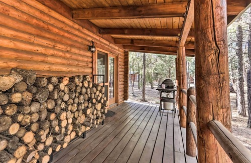 Pinetop-Lakeside Cottage | Comfortable Lakeside Log Cabin - Hike, Swim & Ski!