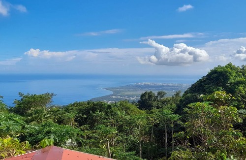 Saint-Paul Cottage | Comfortable lodging with views in Saint-Paul, 2 beds, Terrace and BBQ