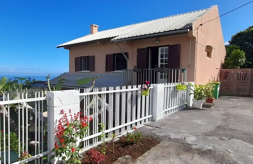 Saint-Paul Cottage | Comfortable lodging with views in Saint-Paul, 2 beds, Terrace and BBQ