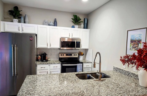 Oxford House | Comfortable Luxury~2 miles from Square! Close to MTrade! Fall Season Open Now!