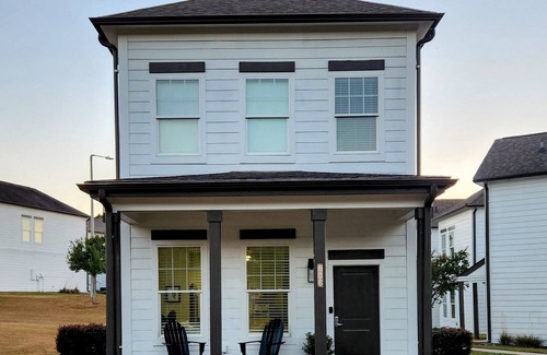 Oxford House | Comfortable Luxury~2 miles from Square! Close to MTrade! Fall Season Open Now!
