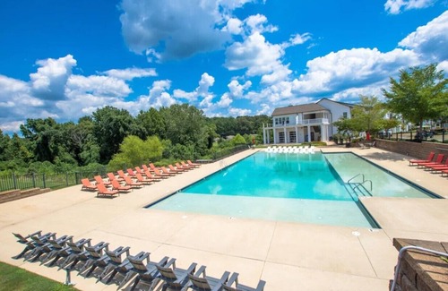 Oxford House | Comfortable Luxury~2 miles from Square! Close to MTrade! Fall Season Open Now!