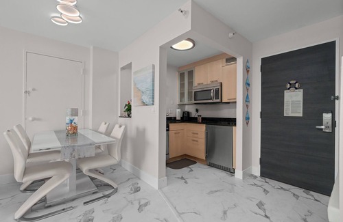 Lake Ridge Condo | Comfortable Modern 1 BR Suite Overlooking Intercoastal