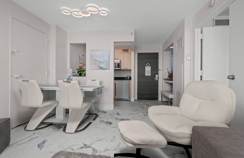 Lake Ridge Condo | Comfortable Modern 1 BR Suite Overlooking Intercoastal
