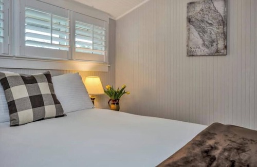 Calistoga Hotel | Comfortable Queen Getaway. Free Parking Near Top Downtown Calistoga Attractions!
