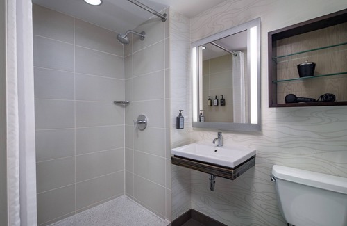 Near North Side Hotel | Comfortable Queen Stay w/Earth Tone Furniture! Pet Friendly Near 360 Chicago!