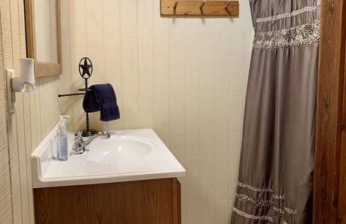 Carrizo Springs Cabin | Comfortable Quiet Cabin 8 miles outside of Carrizo Springs