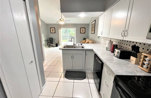Girvin House | Comfortable & Quiet Home Near Beach, Mayo, walk to Shopping Great for long stays