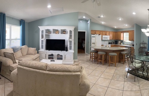Summerfield House | Comfortable & Relaxing Designer 3/2 Home Away From Home!