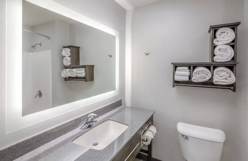 Midland Hotel | Comfortable Retreat w/Room Essentials + Full Kitchen for Easy Travel!