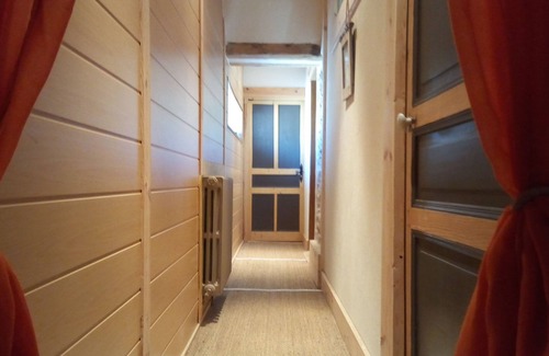 Longecombe House | Comfortable room in village house