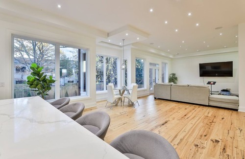 Lawrence Heights Bed & Breakfast | Comfortable Room in Toronto next to Yorkdale shopping mall