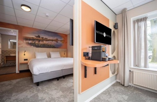 Dwingeloo Hotel | Comfortable Room – Perfect for Family Getaway in Dwingeloo! Free Parking!