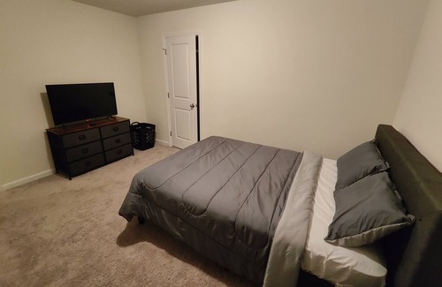 DeLand House | Comfortable room, shared house close to everything!