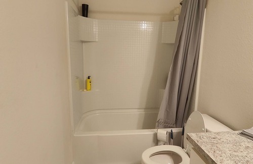 DeLand House | Comfortable room, shared house close to everything!