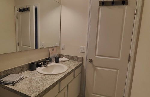 DeLand House | Comfortable room, shared house close to everything!