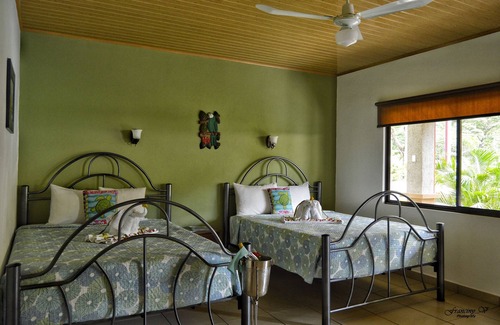 Tarcoles Hotel | Comfortable Room with 2 beds and A/C in Jacó bech, Costa Rica