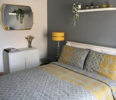 Glastonbury House | Comfortable rooms with live in host, walking distance to the High St & more