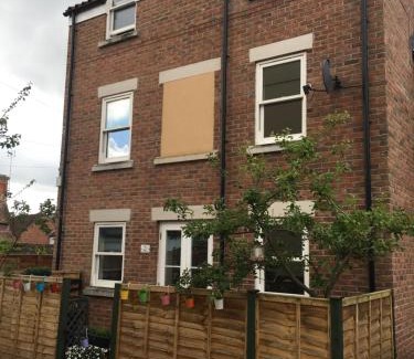 Glastonbury House | Comfortable rooms with live in host, walking distance to the High St & more