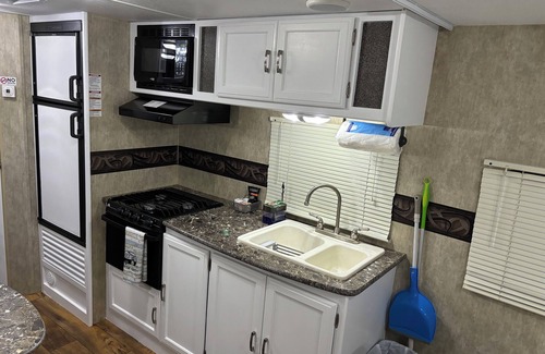 Interchange Square House | Comfortable RV Self Check-in, freeWIFI, Free parking, full kitchen, bathroom.