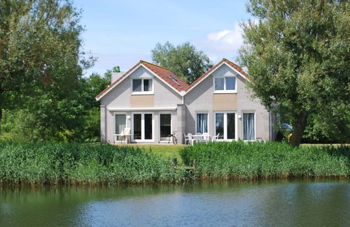 Makkum House | Comfortable semi-detached bungalow for 4 persons with spacious yard and bathtub, located on the waterfront at Beach Resort Makkum.