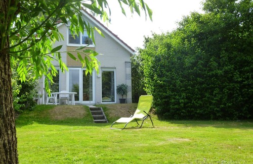 Makkum House | Comfortable semi-detached bungalow for 4 persons with spacious yard and bathtub, located on the waterfront at Beach Resort Makkum.