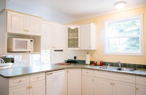 Olga Cottage | Comfortable, Spacious House Perfect for Families & Friend Groups. Beach Access.