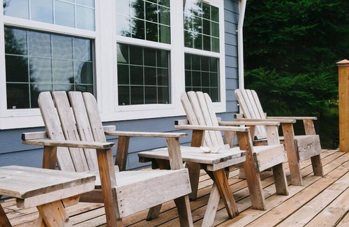Olga Cottage | Comfortable, Spacious House Perfect for Families & Friend Groups. Beach Access.