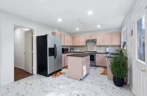 Clodine House | Comfortable & Spacious Stay in Prime Houston Location
