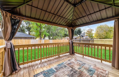 Clodine House | Comfortable & Spacious Stay in Prime Houston Location