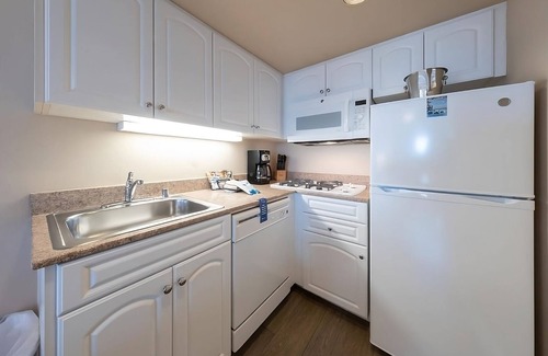 Townsite Hotel | Comfortable Stay! Balcony, Parking, Walk to the Beach!