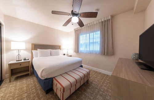 Townsite Hotel | Comfortable Stay! Balcony, Parking, Walk to the Beach!