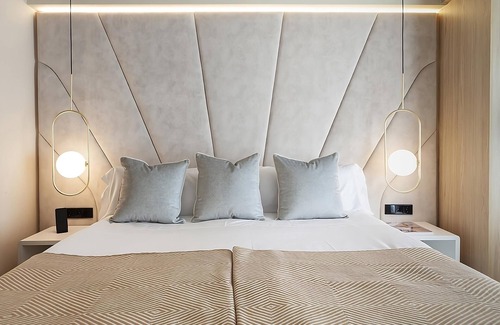 Sant Nicolau Hotel | Comfortable Stay! Central and Pet-friendly Hotel, Discover Historic Sites!