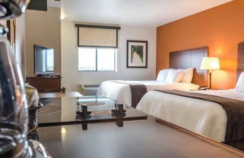 West Jordan Hotel | Comfortable Stay! Full Kitchen, Pets Allowed! Close to America First Fields!