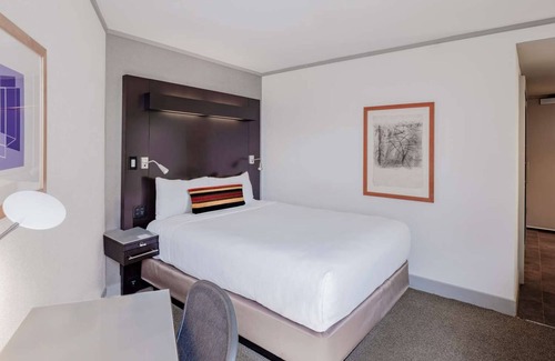 East Cambridge Hotel | Comfortable Stay in Cambridge! Indoor Pool, Near Museum of Science!