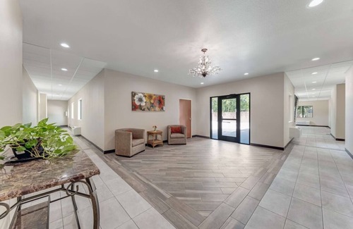 Eastside Promise Neighborhood Hotel | Comfortable Stay w/Free Breakfast & Convenient Access to Downtown