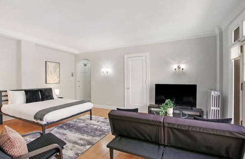 South Evanston Apartment | Comfortable Studio Hideaway in Evanston