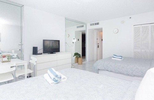 La Gorce Condo | Comfortable Studio for 4, Beach Access, FREE Parking and more!